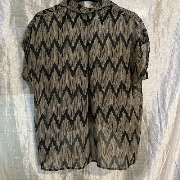 Double Zero crepe top, button down no size tag see measurements GUC, light sheer - Picture 5 of 9